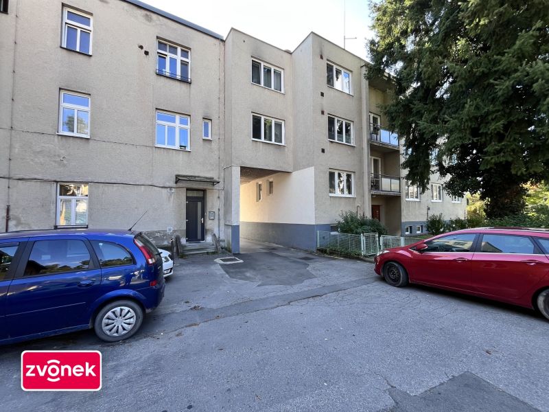 Pronájem vybaveného bytu 2+1 s balkonem – Zlín, ulice Sokolská