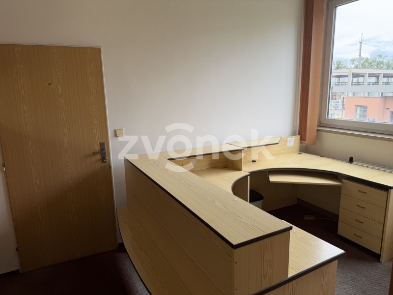 Pronájem až 8 kanceláří 151 m², možnost pronajmout i samostatně 1 kancelář - Otrokovice