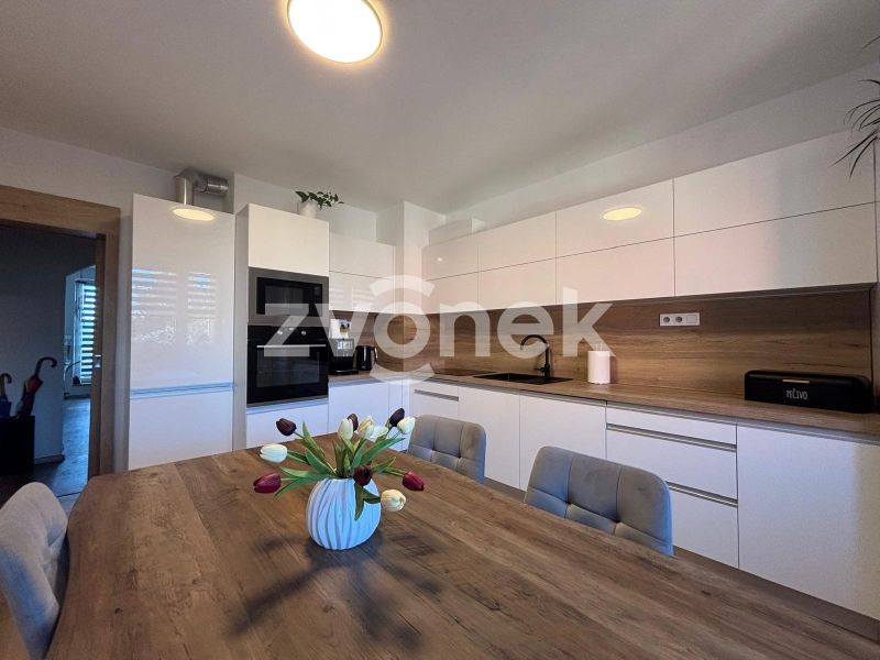3+1 po celkově rekonstrukci s nádherným výhledem, 86m2 – Kroměříž, ul. Zborovská