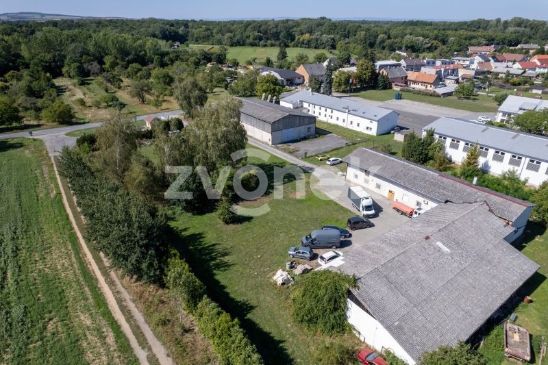 Prodej areálu s pozemkem 12 000 m², kancelářskou budovou a skladovou halou – Plešovec