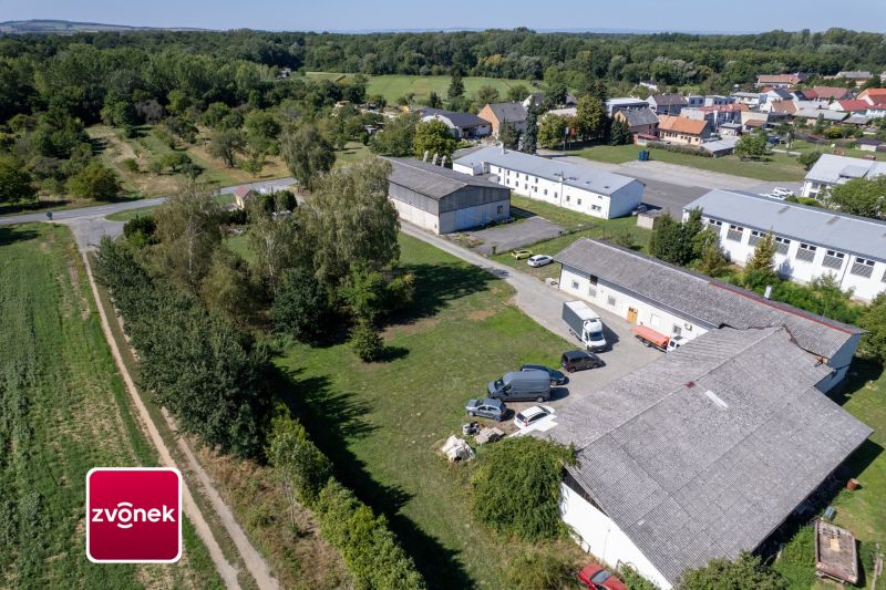 Prodej areálu s pozemkem 12 000 m², kancelářskou budovou a skladovou halou – Plešovec