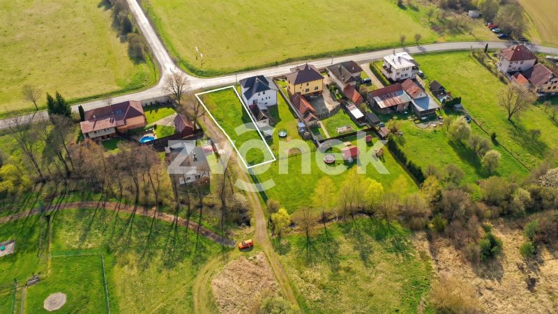 Rovinatý a slunný pozemek pro rodinné bydlení, 600 m², Březůvky