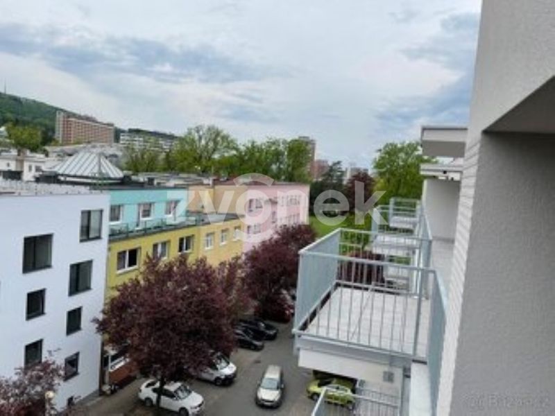 Pronájem luxusního bytu 1+kk s balkonem a možností krytého parkování – Rezidence Sadová, centrum Zlína