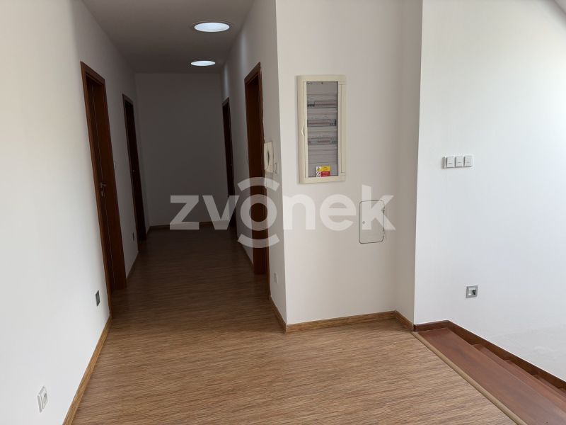 Pronájem prostorného rodinného domu 5+1 se zahradou a dvojgaráží, Luhačovice