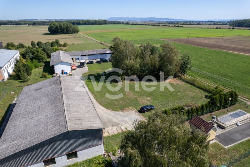 Prodej areálu s pozemkem 12 000 m², kancelářskou budovou a skladovou halou – Plešovec
