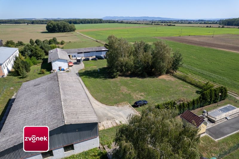 Prodej areálu s pozemkem 12 000 m², kancelářskou budovou a skladovou halou – Plešovec