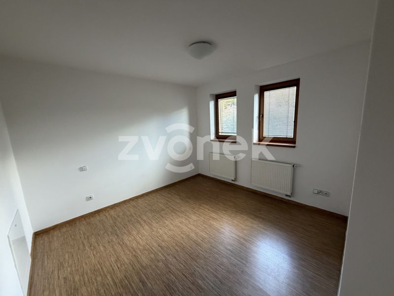 Pronájem prostorného rodinného domu 5+1 se zahradou a dvojgaráží, Luhačovice