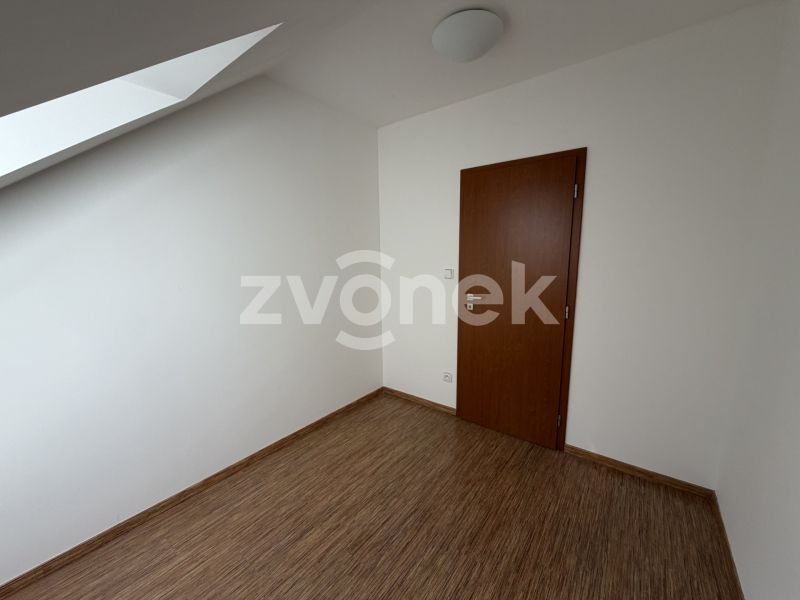 Pronájem prostorného rodinného domu 5+1 se zahradou a dvojgaráží, Luhačovice