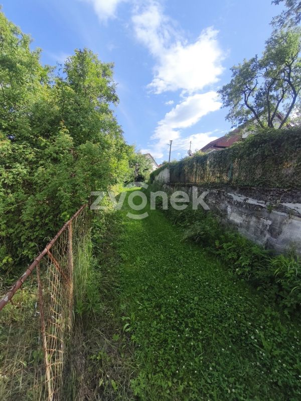 Prodej domu se zahradou, Komňa