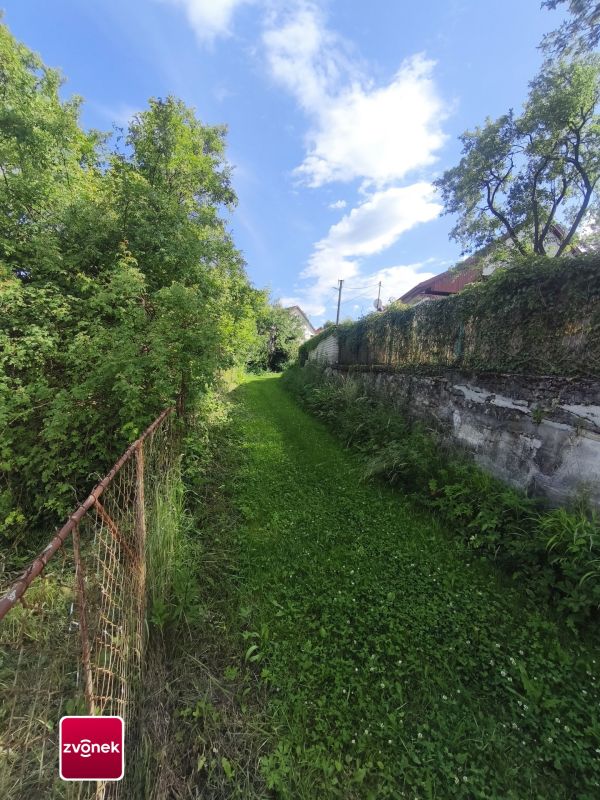 Prodej domu se zahradou, Komňa