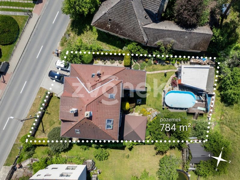 Vícegenerační rodinné sídlo s bazénem a samostatnou zahradní kanceláří – Kostelec