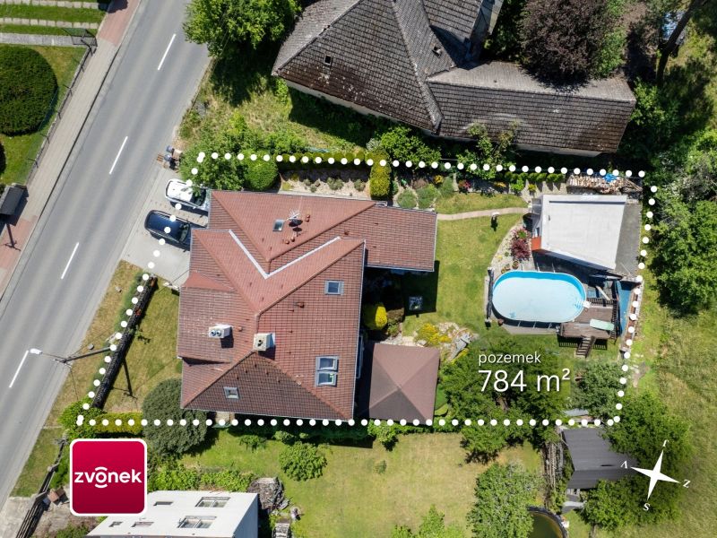 Velký rodinný dům s bazénem, samostatným bytem a kanceláří v Kostelci
