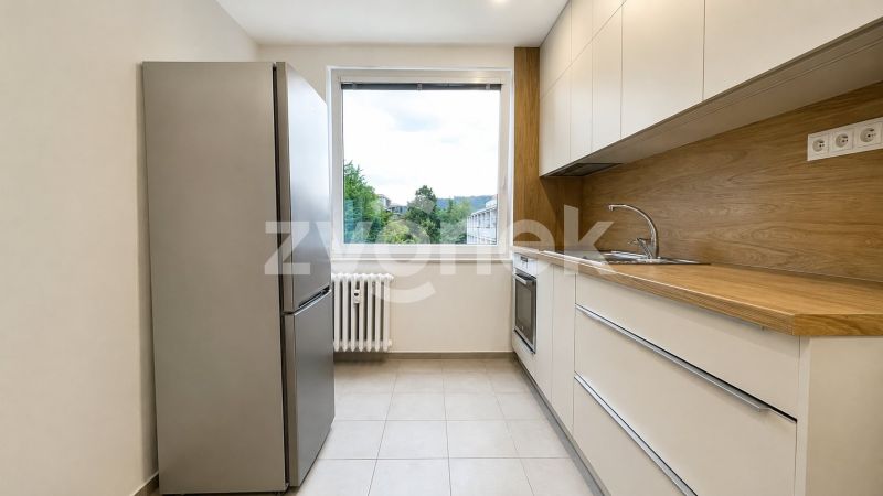Pronájem moderně zrekonstruovaného bytu 2+1 se dvěma lodžiemi – Zlín, ulice Družstevní
