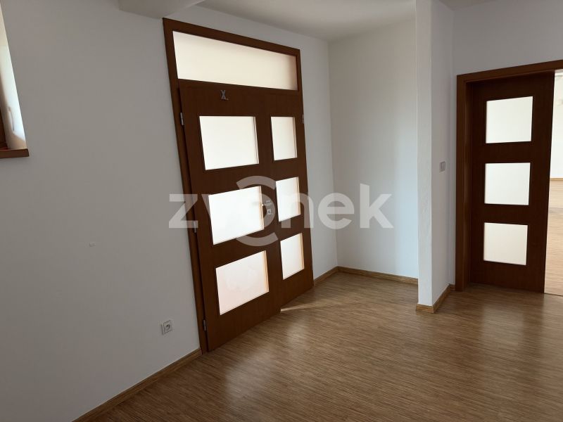 Pronájem prostorného rodinného domu 5+1 se zahradou a dvojgaráží, Luhačovice
