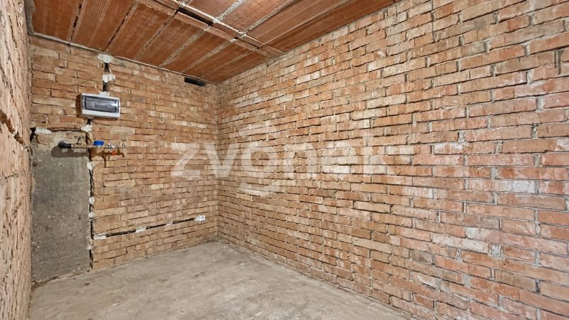 Domek k dokončení s možností rozšíření, pozemkem přes 1 000 m² a nádherným výhledem – Jaroslavice u Zlína