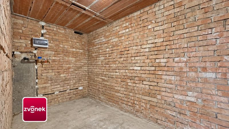 Domek k dokončení s možností rozšíření, pozemkem přes 1 000 m² a nádherným výhledem – Jaroslavice u Zlína