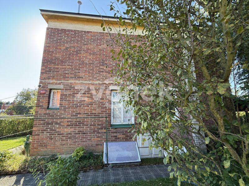 Baťovský půldomek s výbornou dispozicí a velkým pozemkem - pěkná a klidná lokalita Zlína, Zálešná