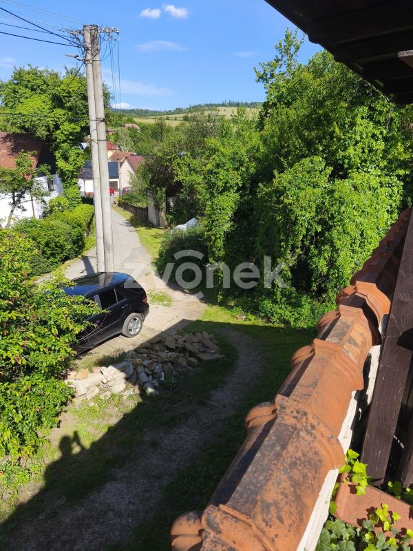 Prodej domu se zahradou, Komňa