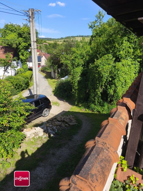 Prodej domu se zahradou, Komňa
