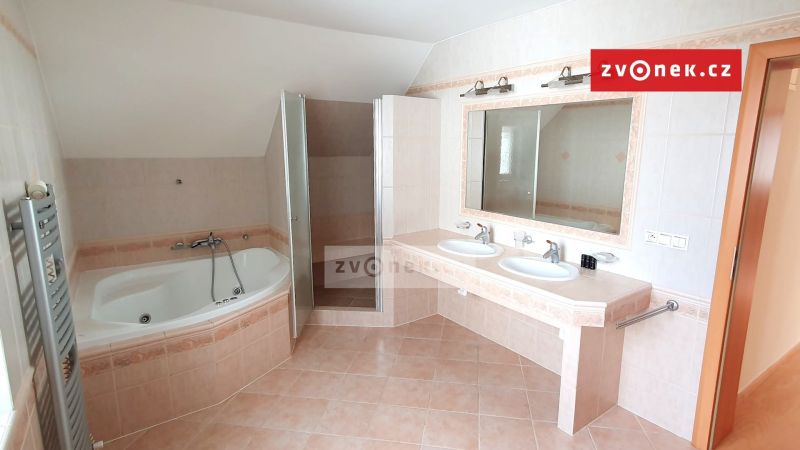 Pronájem rodinného domu 270 m², Zlín