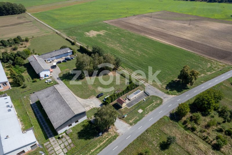 Prodej areálu s pozemkem 12 000 m², kancelářskou budovou a skladovou halou – Plešovec
