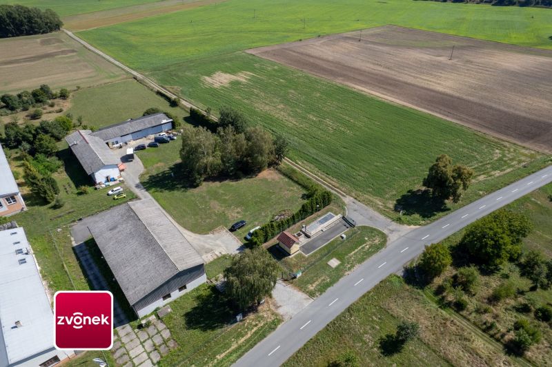 Prodej areálu s pozemkem 12 000 m², kancelářskou budovou a skladovou halou – Plešovec