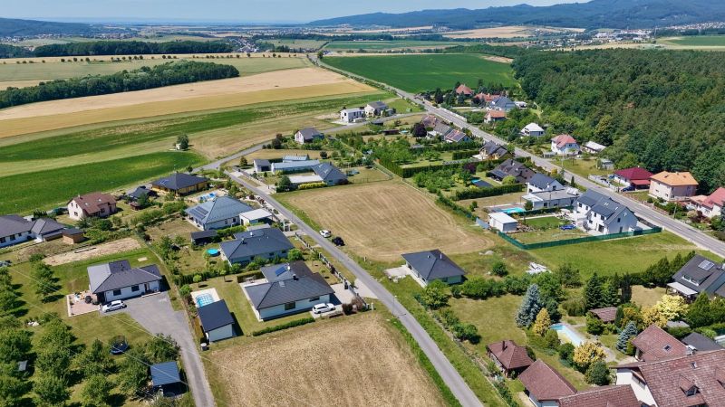 Prodej stavebního pozemku 1 058 m², Hvozdná – ulice Zahradní