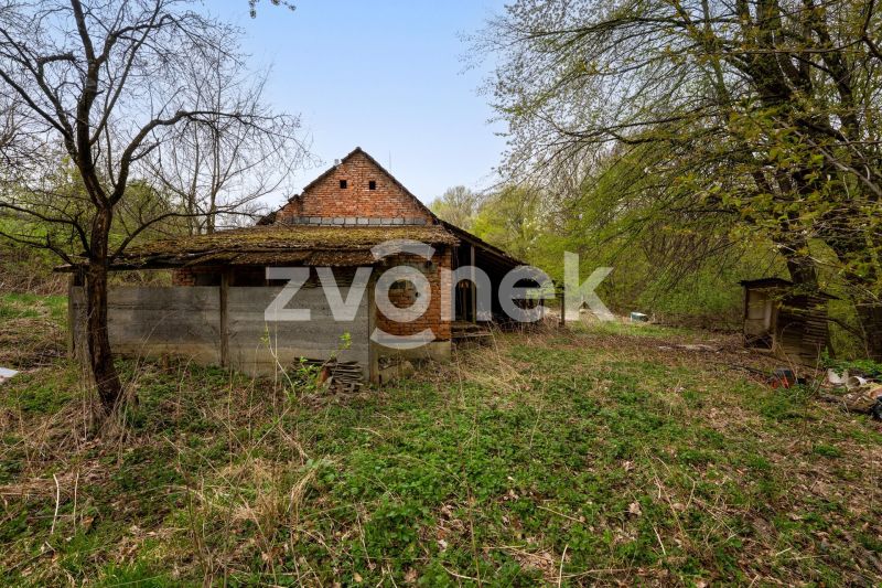 Výjimečný pozemek s domem na samotě u lesa, Březnice u Zlína