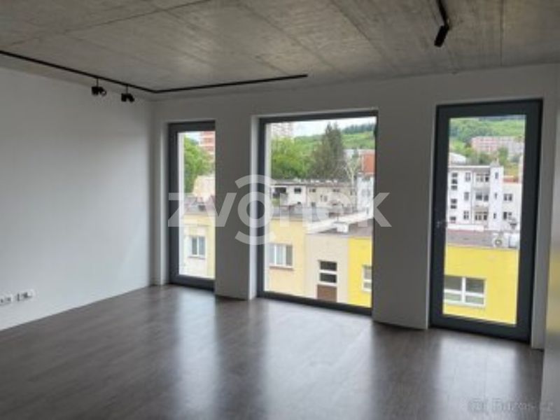 Pronájem luxusního bytu 1+kk s balkonem a možností krytého parkování – Rezidence Sadová, centrum Zlína