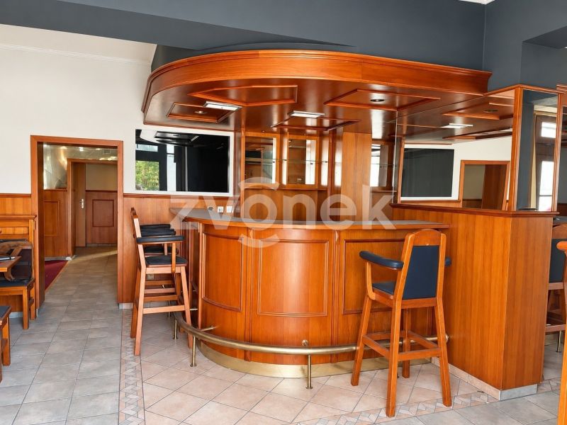 Pronájem vybavené restaurace 165 m² se salonky a sklípkem v Otrokovicích