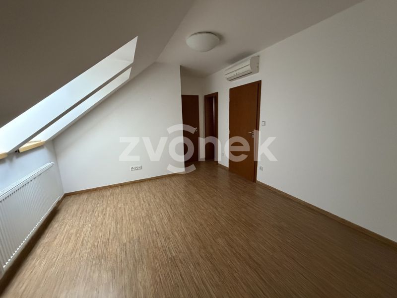Pronájem prostorného rodinného domu 5+1 se zahradou a dvojgaráží, Luhačovice