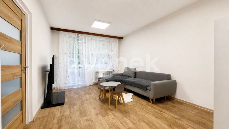 Pronájem moderně zrekonstruovaného bytu 2+1 se dvěma lodžiemi – Zlín, ulice Družstevní