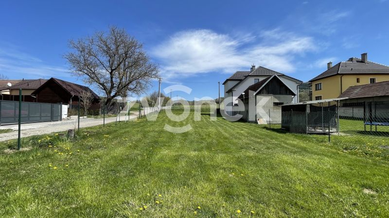 Rovinatý a slunný pozemek pro rodinné bydlení, 600 m², Březůvky