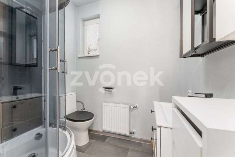 Zrekonstruovaný půldomek s parkováním pro 2 auta