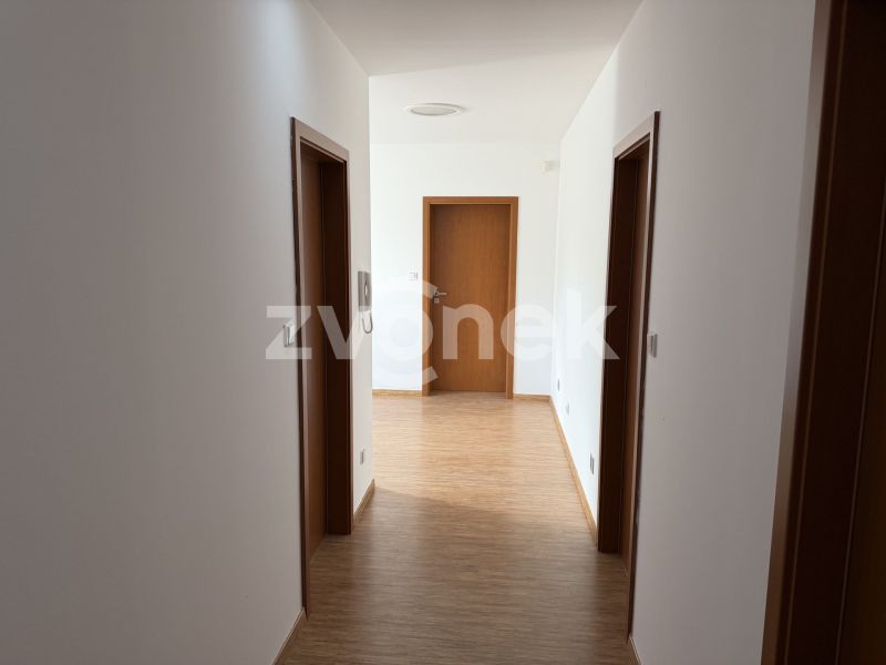 Pronájem prostorného rodinného domu 5+1 se zahradou a dvojgaráží, Luhačovice