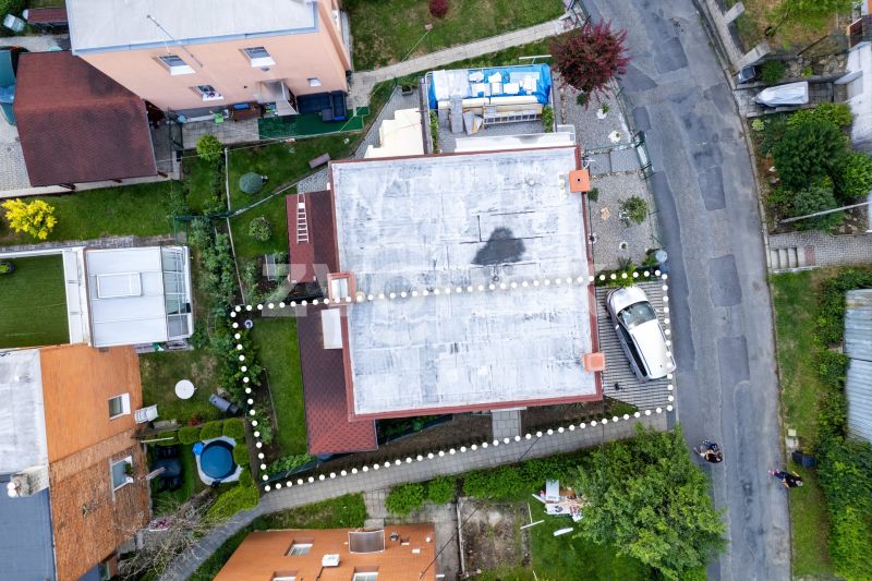 Dokonalé bydlení v Lesní čtvrti: Precizně zrekonstruovaný baťovský půldomek s vlastním parkováním