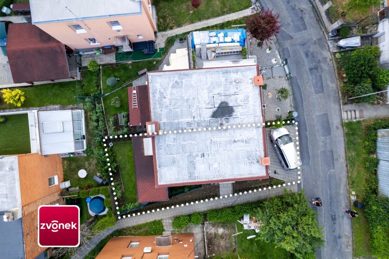Dokonalé bydlení v Lesní čtvrti: Precizně zrekonstruovaný baťovský půldomek s vlastním parkováním