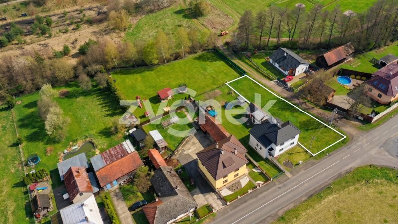 Rovinatý a slunný pozemek pro rodinné bydlení, 600 m², Březůvky