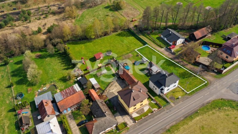 Rovinatý a slunný pozemek pro rodinné bydlení, 600 m², Březůvky