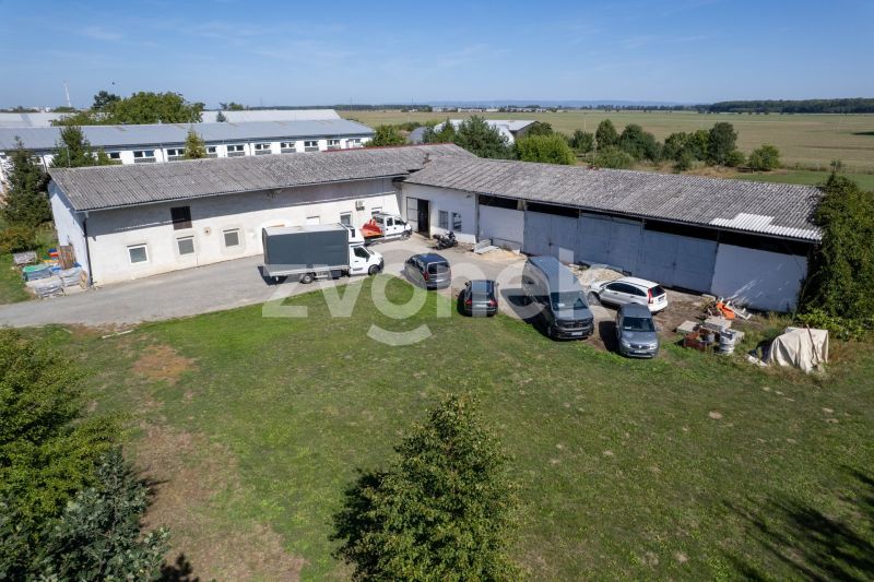 Prodej areálu s pozemkem 12 000 m², kancelářskou budovou a skladovou halou – Plešovec