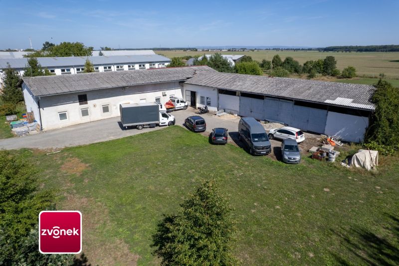 Prodej areálu s pozemkem 12 000 m², kancelářskou budovou a skladovou halou – Plešovec