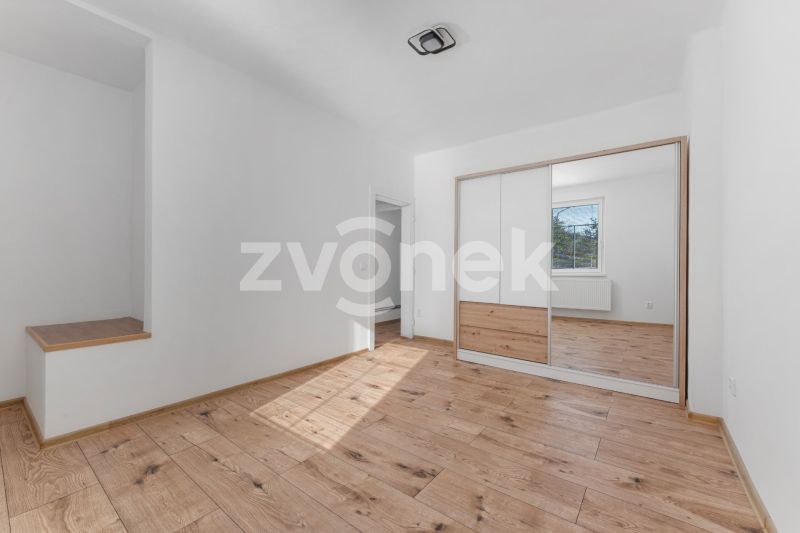 Zrekonstruovaný půldomek s parkováním pro 2 auta