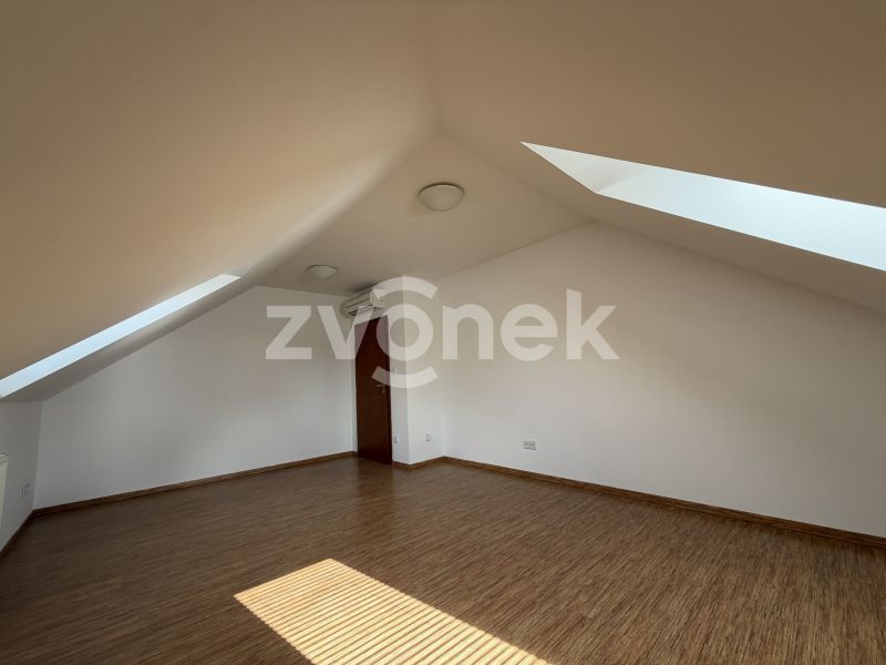 Pronájem prostorného rodinného domu 5+1 se zahradou a dvojgaráží, Luhačovice