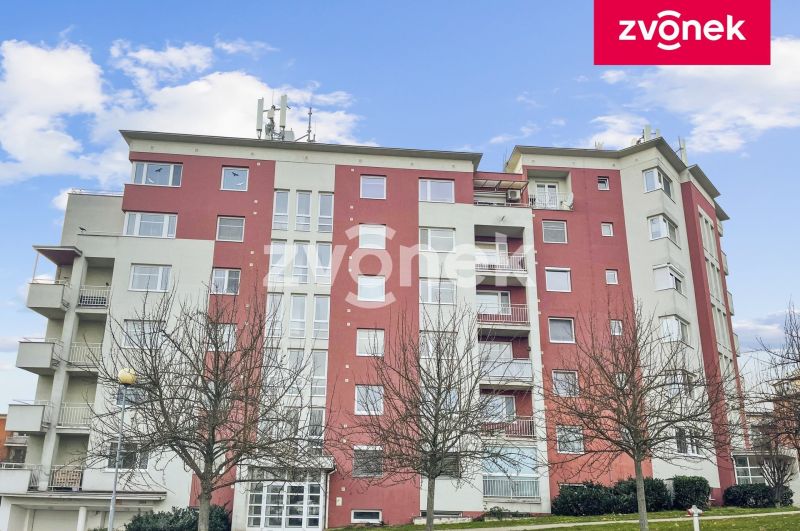 Bydlení v atraktivní lokalitě: Pronájem moderního bytu 3+kk s lodžií, ulice Podlesí I – Jižní Svahy !
