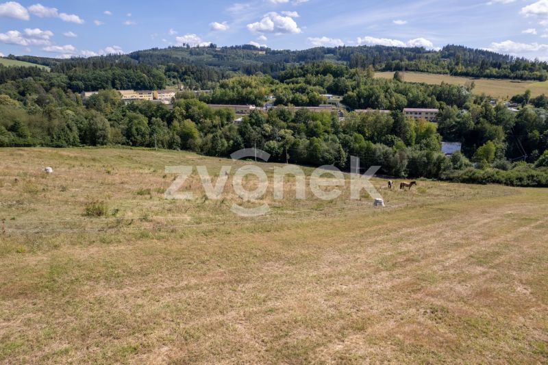 Prodej stavebního pozemku v Jablůnce 1051 m2, s projektem roubené stavby