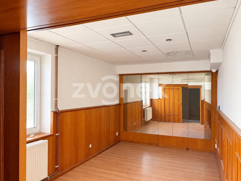 Pronájem vybavené restaurace 165 m² se salonky a sklípkem v Otrokovicích