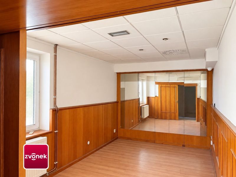 Pronájem vybavené restaurace 165 m² se salonky a sklípkem v Otrokovicích