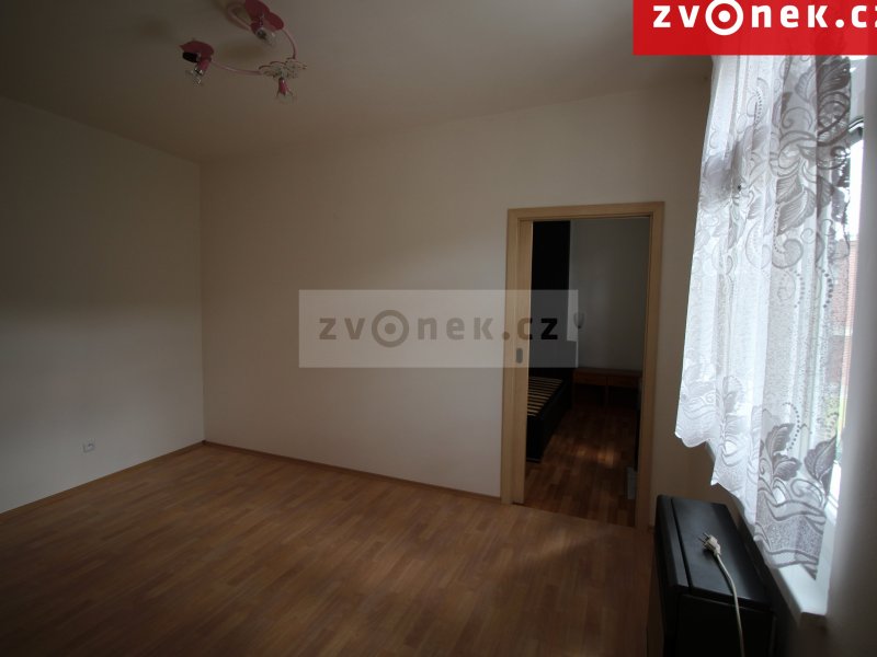 Pronájem 1/4domku po rekonstrukci, parkování