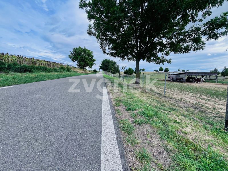 Exkluzivní pozemek určený pro výstavbu rodinného domu  2 044 m²  – Boršice (okres Uherské Hradiště)