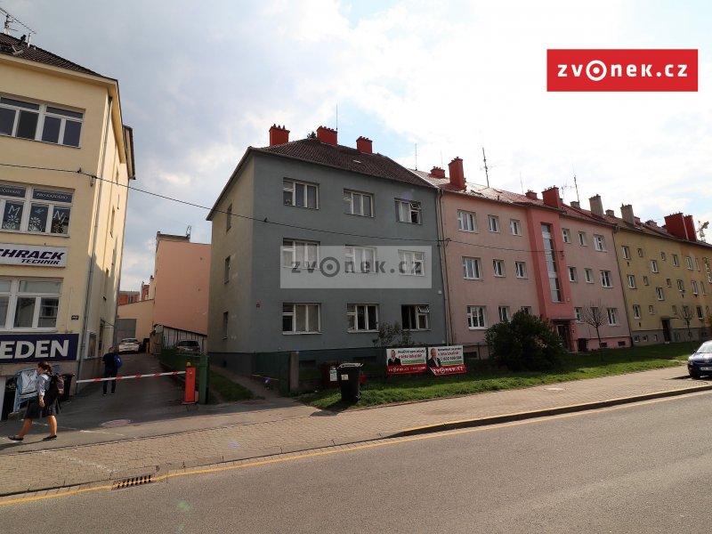 Prodej bytu 2+1 /2 k rekonstrukci v centru Zlína, parkování, sklep.